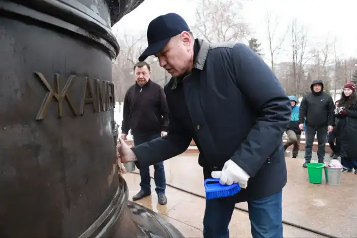В Усть-Каменогорске жители и власти объединились для уборки парка имени Жамбыла Жабаева Уральске