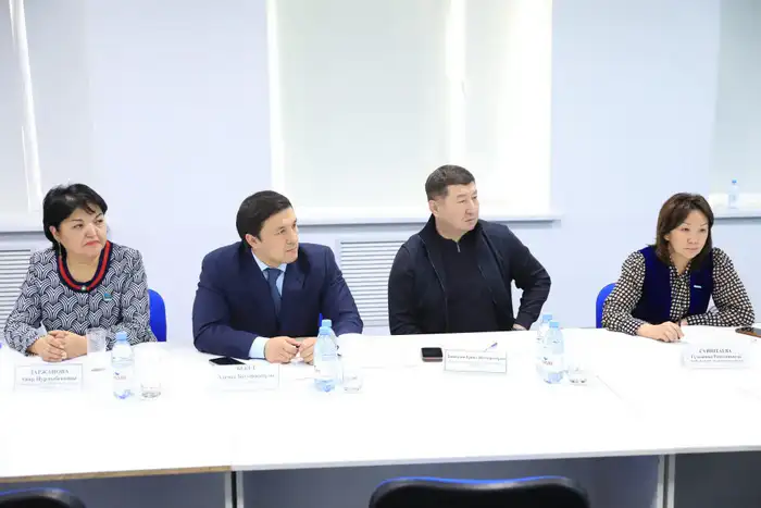 В Актобе аким области открыл двери для граждан, как добрый сосед на чашке чая Уральске