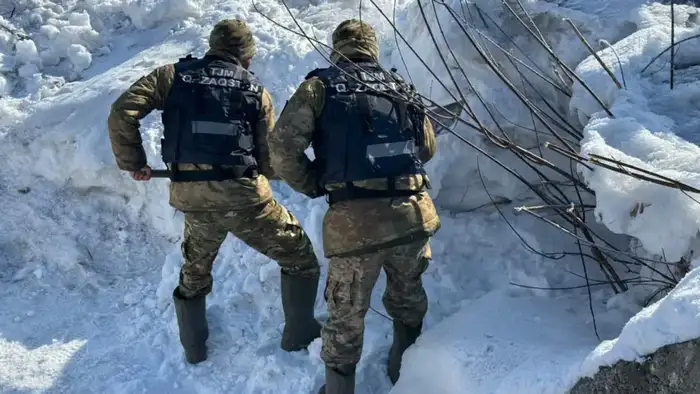 Военнослужащие 2-го спасательного батальона провели очистку каналов в районе Алтай для предотвращения подтоплений Уральске