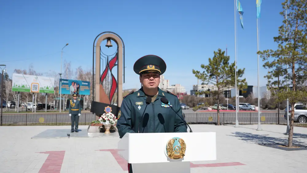 Церемония на Аллее спасателей: министр ЧС подчеркивает важность памяти и модернизации службы Уральске