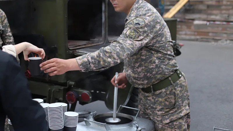 В этом году в Казахстане 7 и 9 мая вместо традиционного парада запланированы другие мероприятия, о которых рассказал заместитель министра обороны Аскар Мустабеков. Это решение отражает изменения в подходе к празднованию, акцентируя внимание на более локал Уральске