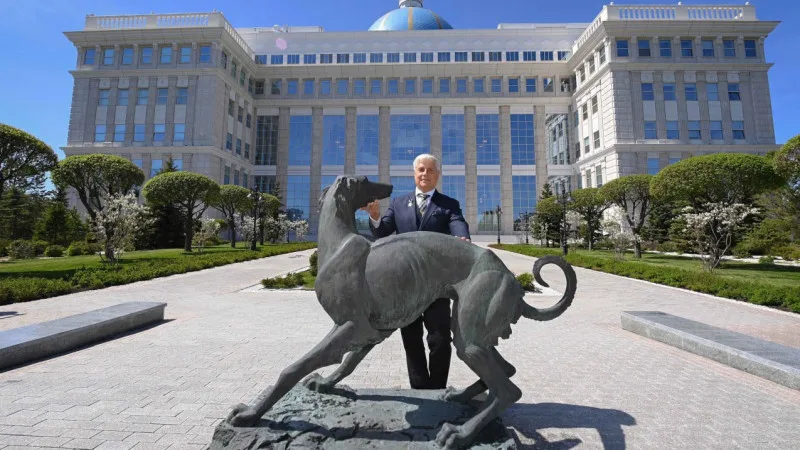 Глава FCI Тамаш Яккель высоко оценил скульптуру тазы и сад в Акорде во время визита в Астану Уральске