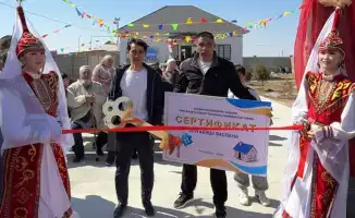 Ключи от надежды: в Туркестане матери-одиночке вручили собственный дом