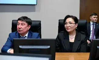 Аким области поздравил участников республиканского айтыса и вручил подарки