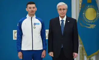 Ербол Хамитов и его тренеры награждены орденом "Барыс" III степени за достижения на XIV зимних Паралимпийских играх в Италии