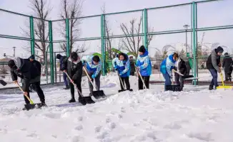 Уборка снега и мусора в Астане 23 марта