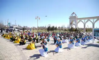 Юные домбристов Туркестанской области исполнили кюи на Наурызнама