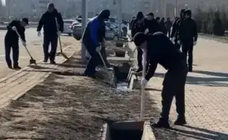 В Уральске прошел первый общегородской субботник года с участием 300 человек
