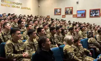 Кадеты узнали о традиционном боевом вооружении казахских батыров на выставке в военном колледже