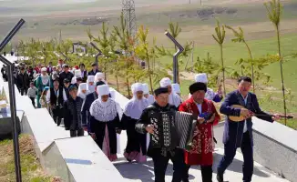 Казыгурт: Парад национальной одежды в честь Наурыза