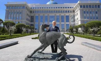 Глава FCI Тамаш Яккель высоко оценил скульптуру тазы и сад в Акорде во время визита в Астану