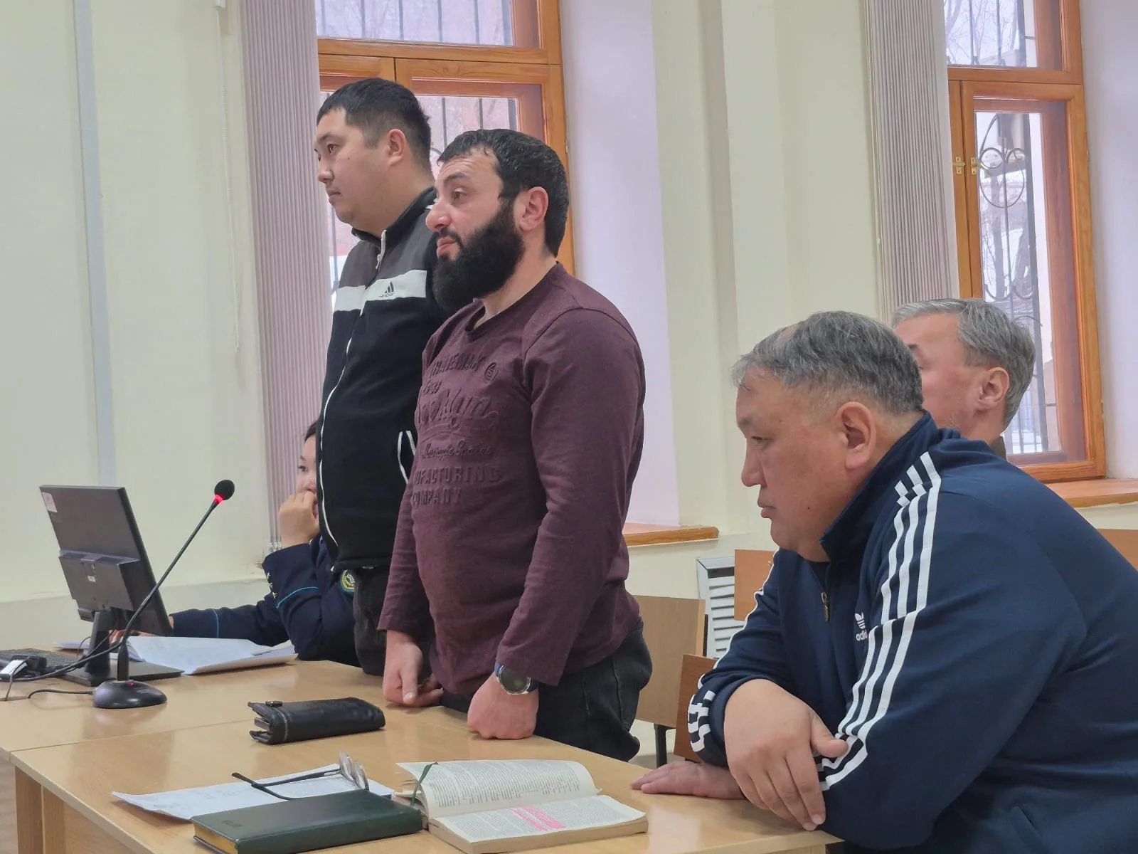 В Западно-Казахстанской области вынесли приговор по делу о нападении на дорожных рабочих. Суд признал виновными нескольких участников инцидента, который произошел во время ремонта дороги, когда группа людей напала на рабочих, угрожая им насилием. Пострада Уральске