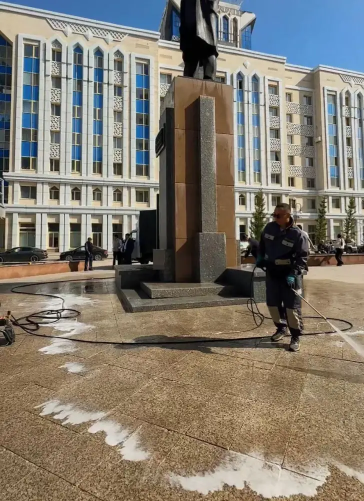 В столице в рамках экоакции «Таза Қазақстан» привели в порядок более 60 памятников (4)