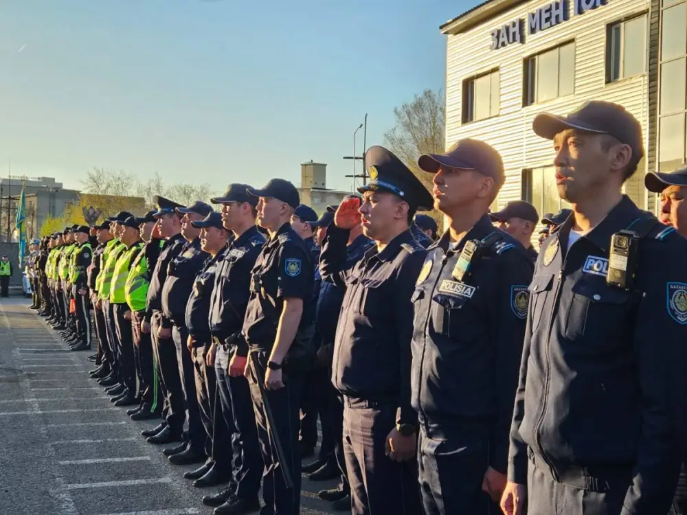Полицейских, спасших девушку, наградили в Караганде (3)
