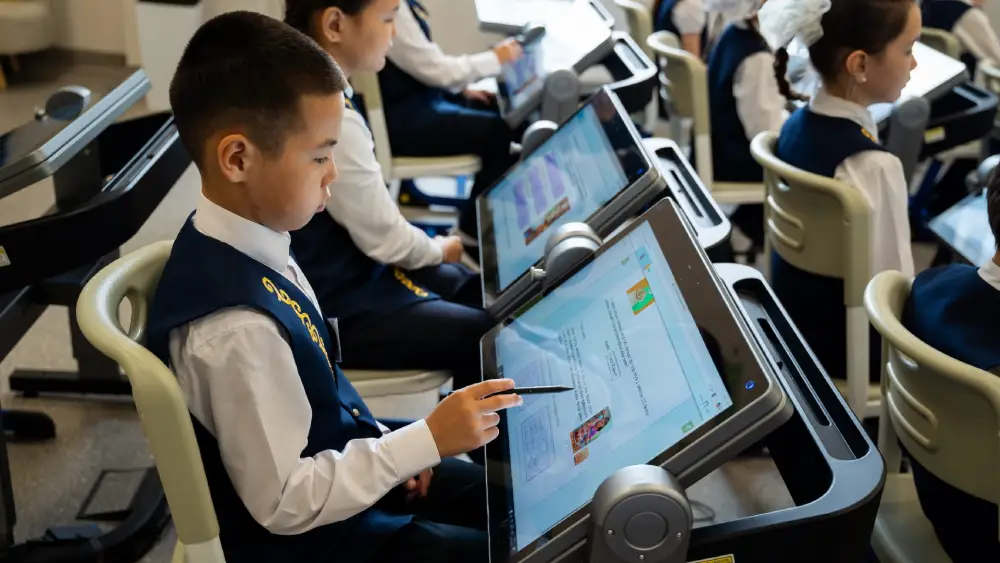 Аида Балаева ознакомилась с TopIQ Smart Class в столичной школе (3)