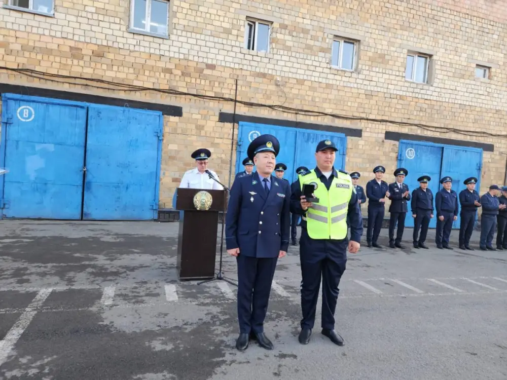 Полицейских, спасших девушку, наградили в Караганде (2)