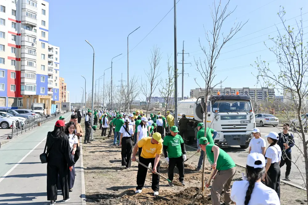 Посадка деревьев в Семее акимом области и жителями Уральске
