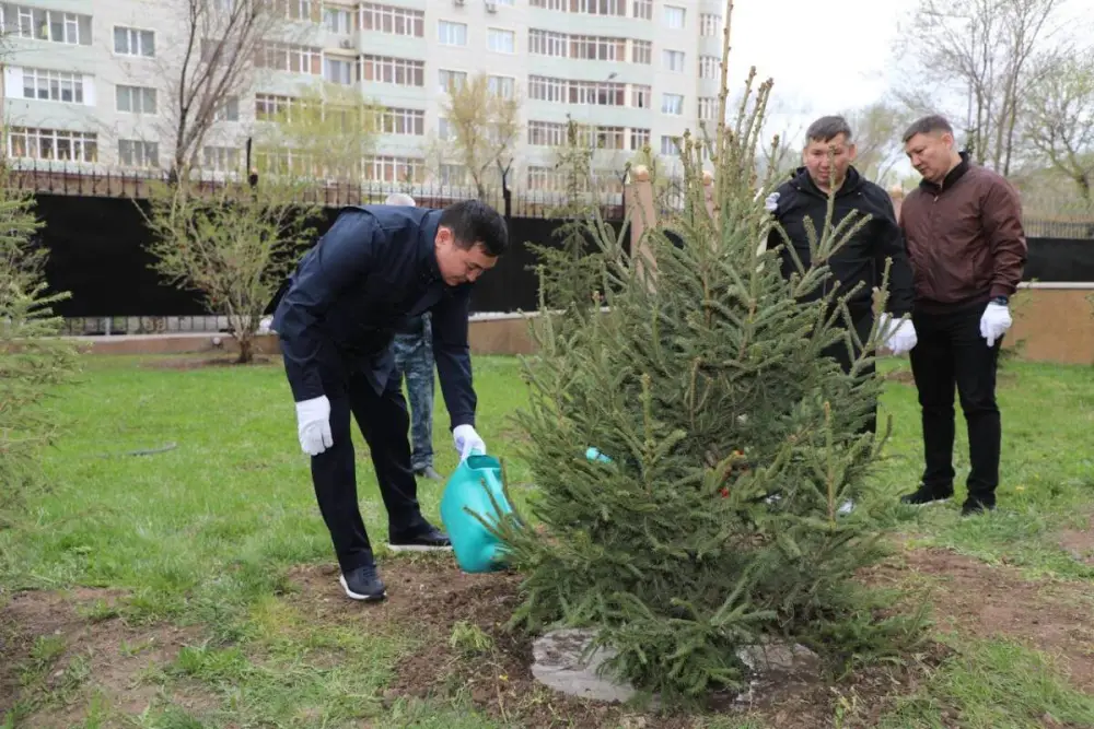 Полицейские Астаны: сажая деревья, мы строим зеленый щит для города Уральске