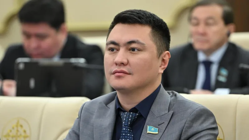 Синяя папка и день рождения: как поздравление жены стало политическим фейерверком для депутата Мукаева Уральске