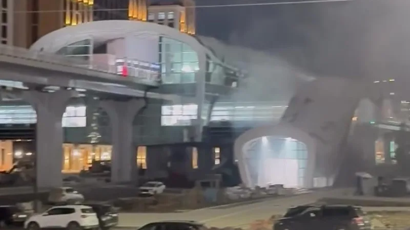 Пламя на рельсах: локальное возгорание в сердце Астаны на станции LRT 'Театр' Уральске