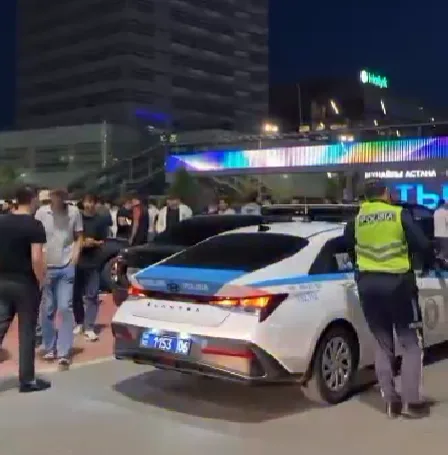Ночью в Атырау произошло значительное скопление автомобилей на улицах города, вызванное слухами об облавах на иностранные авто. Многие водители начали избегать центральных улиц, что привело к образованию глухих пробок. По сообщениям местных жителей, право Уральске