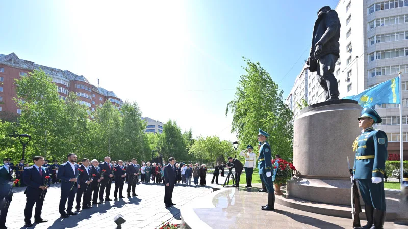 В Алматы прошли торжественные мероприятия в честь Дня Победы: Спикер Мажилиса и Председатель Мажилиса возложили цветы к памятнику дважды Герою Советского Союза Талгату Бигельдинову. Уральске