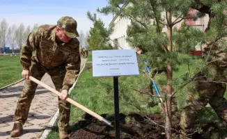 Министр обороны с военнослужащими участвуют в экологической акции по озеленению