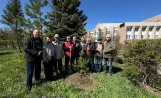 Высадка деревьев в Карагандинском индустриальном университете к 50-летию выпуска 1976 года