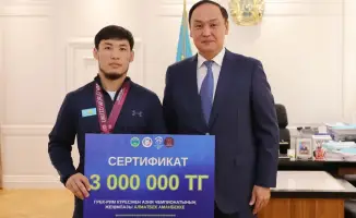 Поддержка талантливых спортсменов: Ербол Карашукеев наградил призёров чемпионата Азии