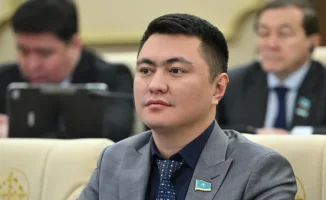 Синяя папка и день рождения: как поздравление жены стало политическим фейерверком для депутата Мукаева