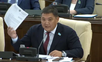 Депутат Бакытжан Базарбек обнародовал документ, указывающий на масштабные нарушения в работе частных судебных исполнителей. На пресс-конференции он подчеркнул, что часть ЧСИ не соблюдает законные нормы, что вызывает серьезные опасения по поводу правосудия