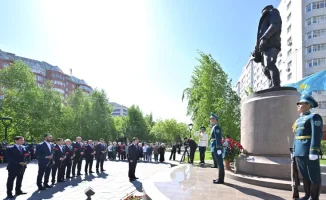 В Алматы прошли торжественные мероприятия в честь Дня Победы: Спикер Мажилиса и Председатель Мажилиса возложили цветы к памятнику дважды Герою Советского Союза Талгату Бигельдинову.