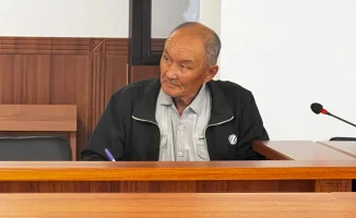 Слезы раскаяния: Султан Сарсемалиев, как тень на фоне трагедии, встретил родителей на фоне ужасной драмы под Атырау