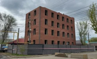 В Уральске перекрыт участок дороги из-за сноса здания: местные власти принимают меры для обеспечения безопасности