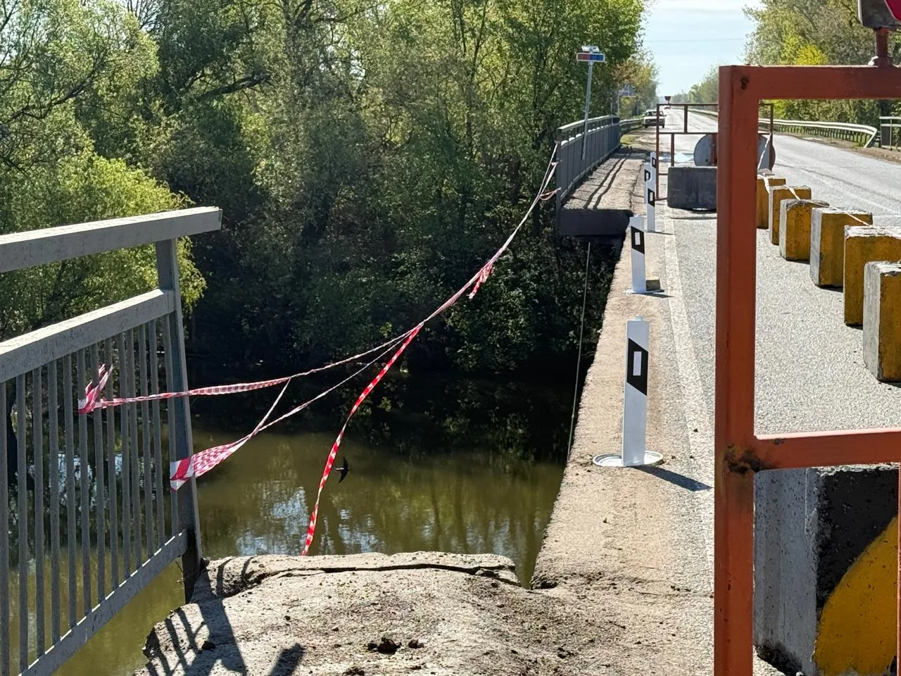 В Уральске начато обследование рухнувшего ограждения на мосту: безопасность населения под угрозой Уральске