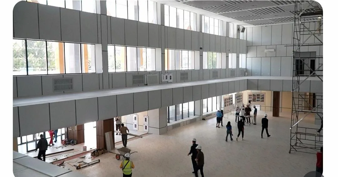 Железнодорожный вокзал Уральска underwent significant changes, most notably the installation of elevators, making the station more accessible for passengers. The improvements signal a modernization effort, enhancing the overall travel experience. However, Уральске