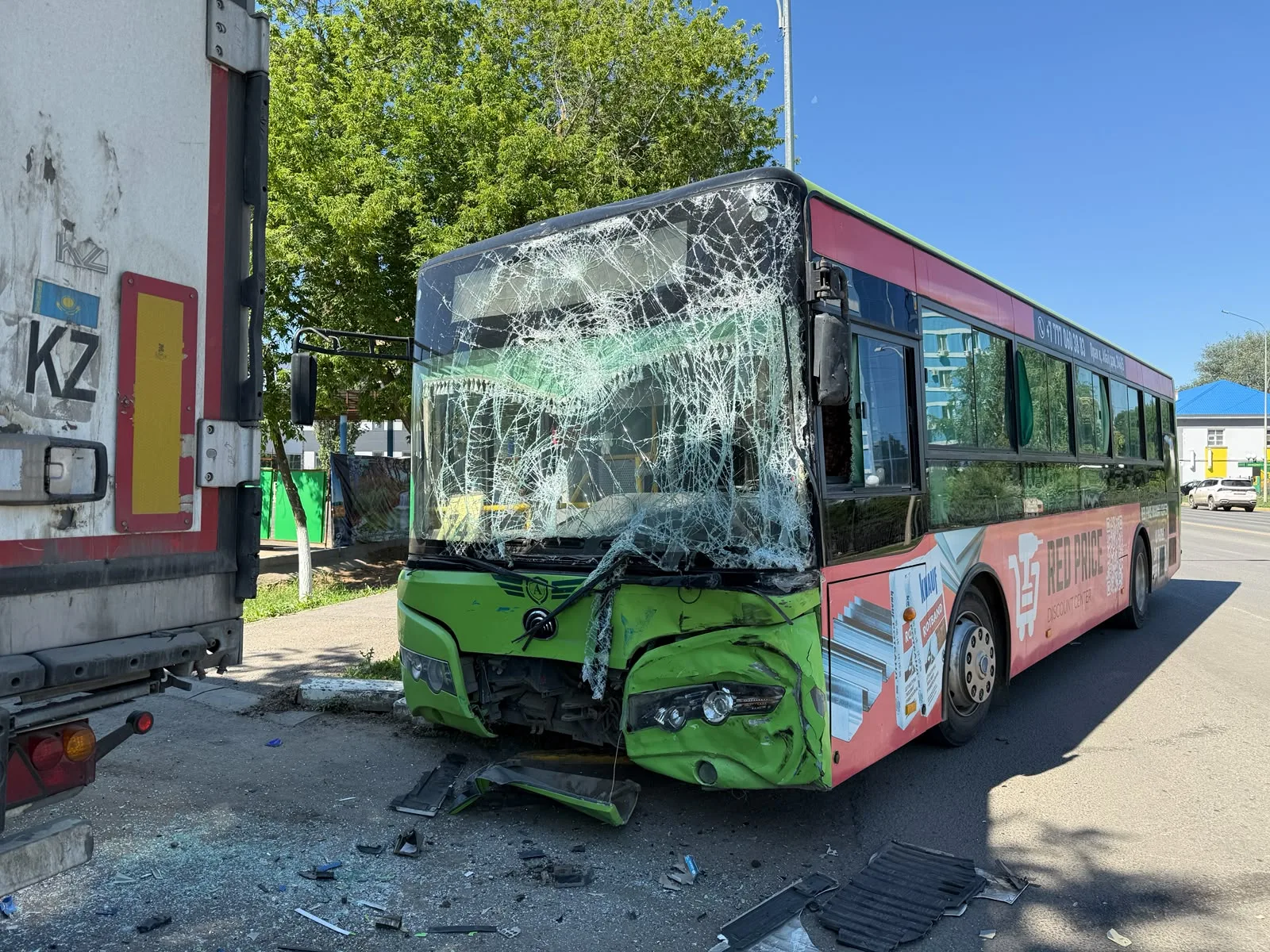 Смертельная авария в Уральске: фура столкнулась с автобусом Уральске
