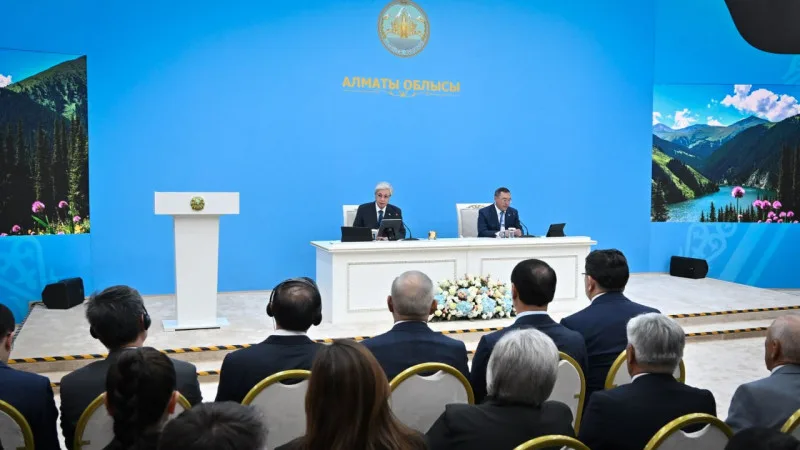 Президент Токаев призывает чиновников к волевым решениям на совещании по развитию города Алатау Уральске