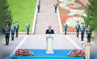Казахстан на пути устойчивого развития: Президент Касым-Жомарт Токаев принял участие в церемонии подъёма Государственного флага