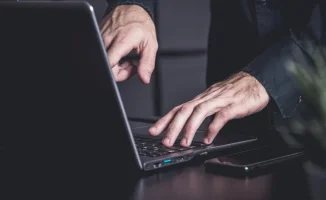 Сложности с доказательствами в делах о сталкинге могут усугубить ситуацию для жертв преследования, предупреждает депутат Базарбек
