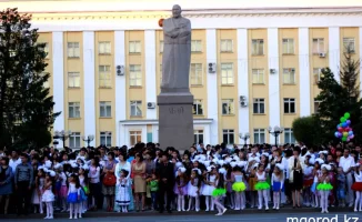 В Уральске прошли выпускные вечера, собравшие тысячи выпускников и их родителей. В этом году мероприятия отмечались разнообразием локаций, среди которых были как традиционные школьные залы, так и популярные рестораны города. Выпускники в красивых нарядах 