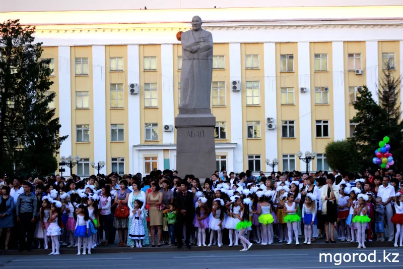 В Уральске прошли выпускные вечера, собравшие тысячи выпускников и их родителей. В этом году мероприятия отмечались разнообразием локаций, среди которых были как традиционные школьные залы, так и популярные рестораны города. Выпускники в красивых нарядах  Уральске